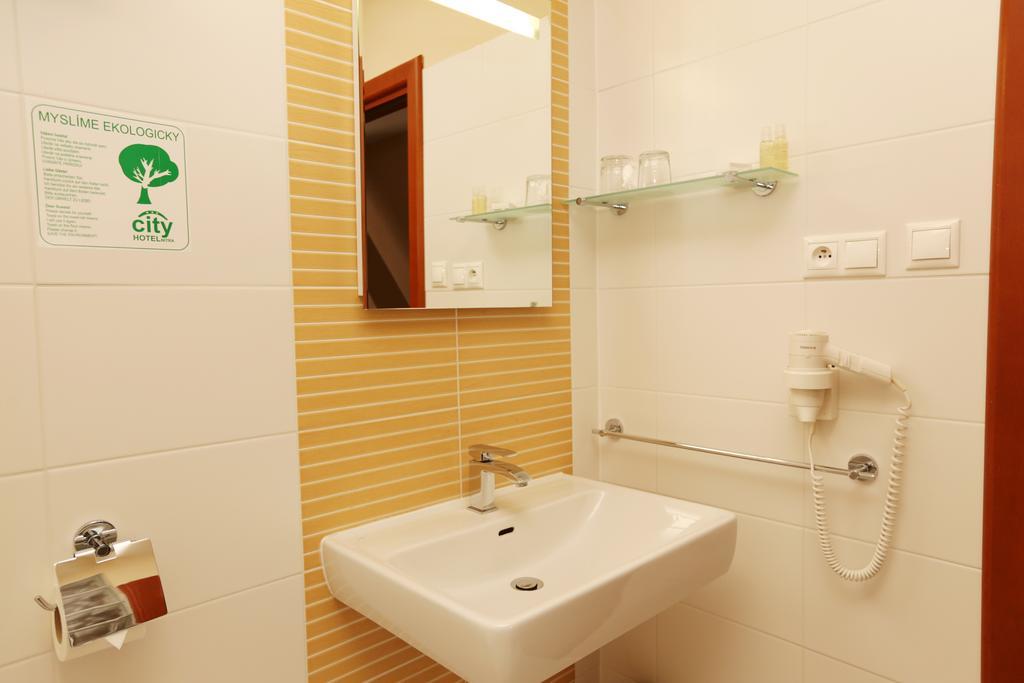 City Hotel Nitra With Free Parking Buitenkant foto