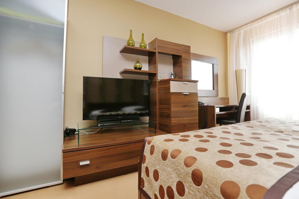 City Hotel Nitra With Free Parking Buitenkant foto